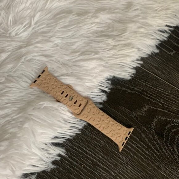 Ultra Soft Silicone Khaki Leopard Engraved Apple Watch Band | 38/40/41mm - Picture 4 of 4